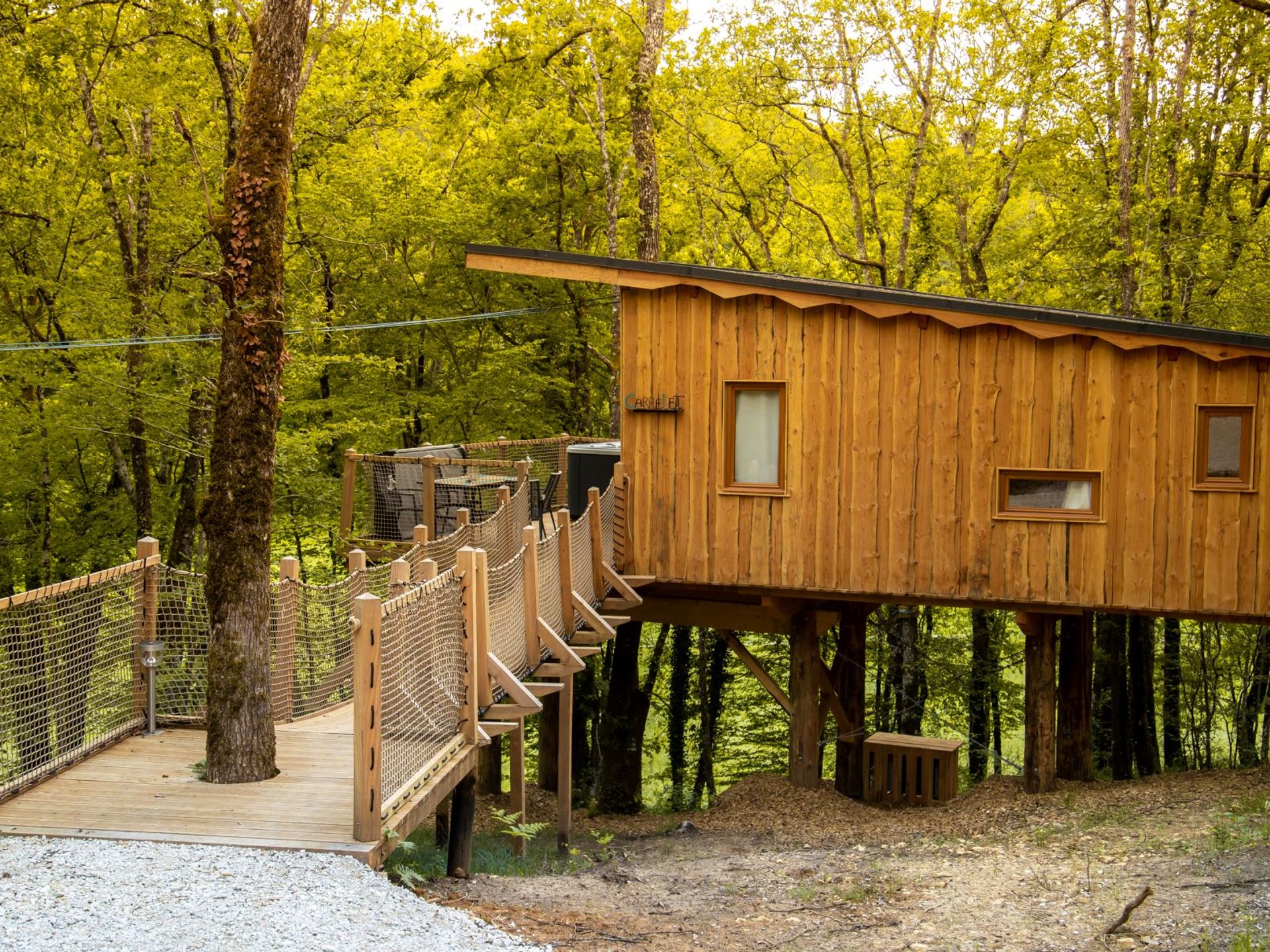 Eco-Cabane Spa Carrelet PMR - Cabane Dans Les Arbres Occitanie ...